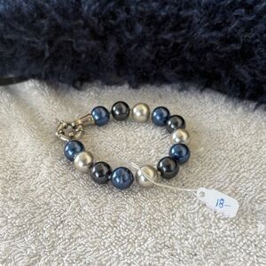 Elegant Black and Silver Pearl Bracelet
